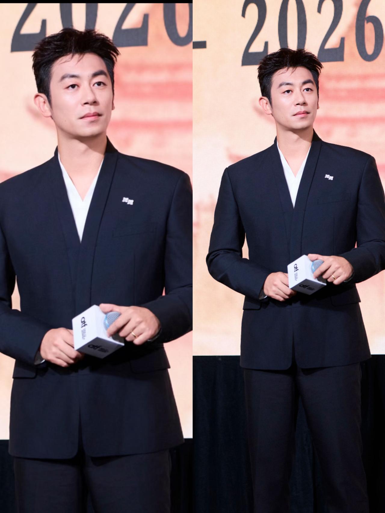 昨晚网络视听盛典上，​41岁的朱亚文，​唱主题曲《敬太平》时，一开口就是