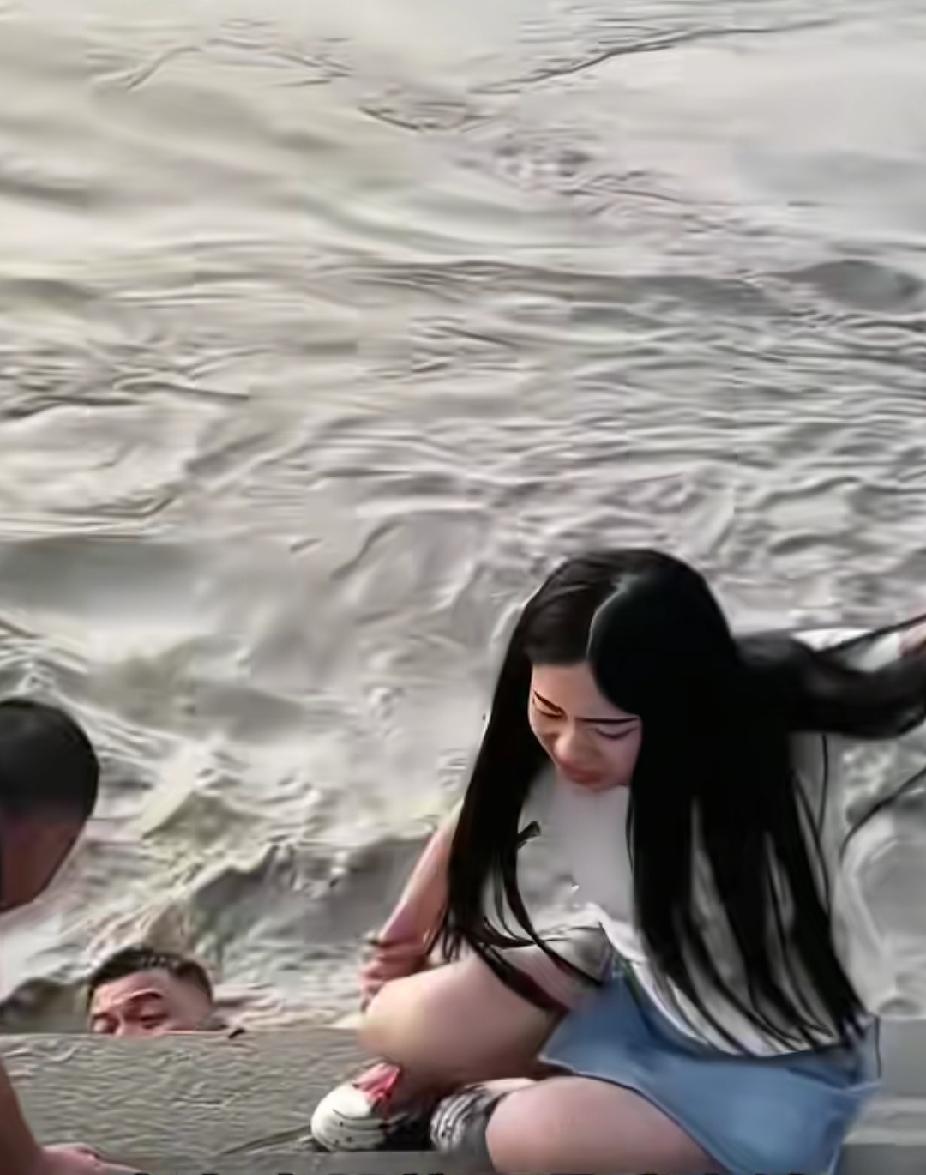 惊险瞬间！四川遂宁，夫妻江边散步时丈夫突然跳水救人，妻子冒险相救，普通人演绎了什