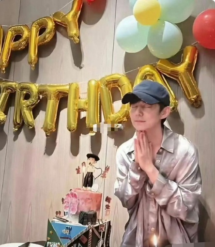 何炅51岁庆生照流出，身旁男伴受关注。