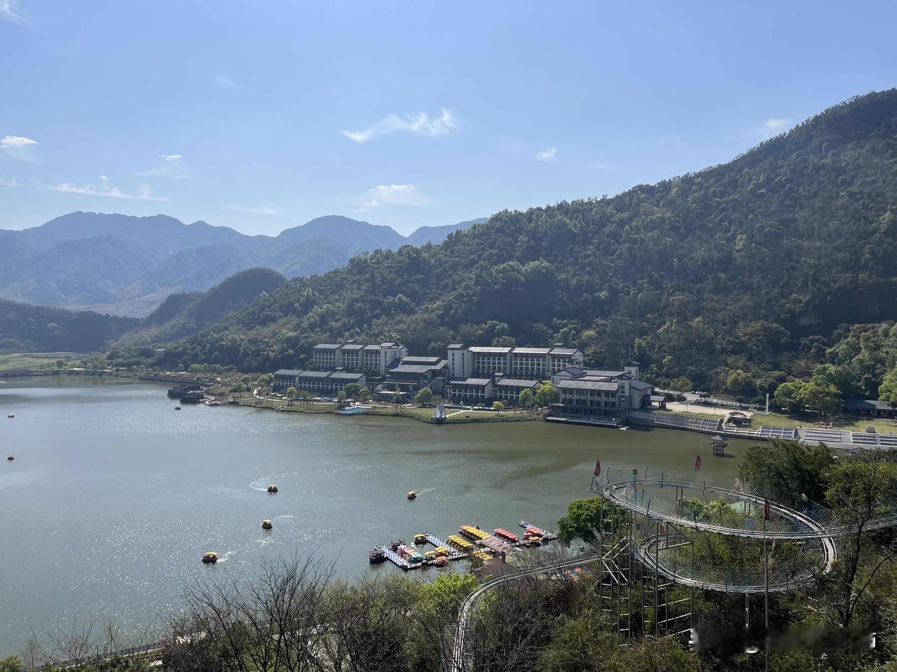 当年QQ火了，成就了多少爱情；后来微信火了，拆散了多少婚姻。六毛钱的长途电话，拼