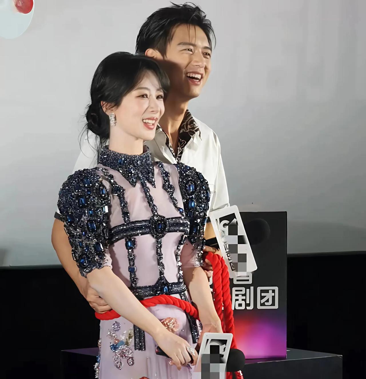 在李现的肤色衬托下，杨紫白到反光。从家有儿女起，杨紫当时不是特别白，就是很正