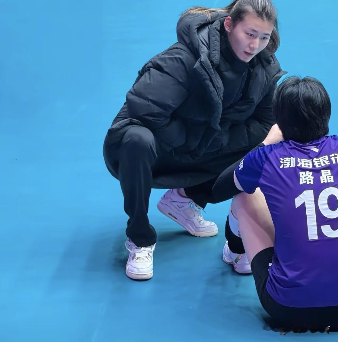 原来昨晚上天津女排哭的可不止一个人，小将路晶赛后也哭得梨花带雨的，在天津人民体育