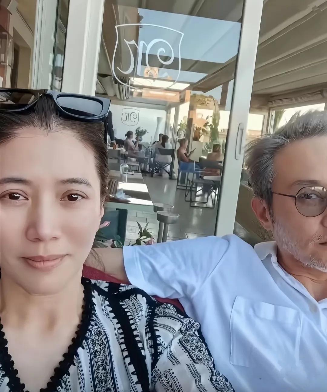 原来帅哥私下是这样的！张智霖也老了！头发和胡须都白了我们在舞台上看到