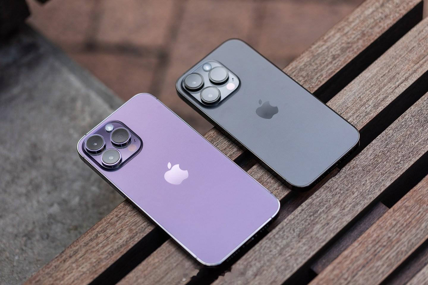 近5年京东618手机单品销量第一机型：2020年：iPhone112021年：