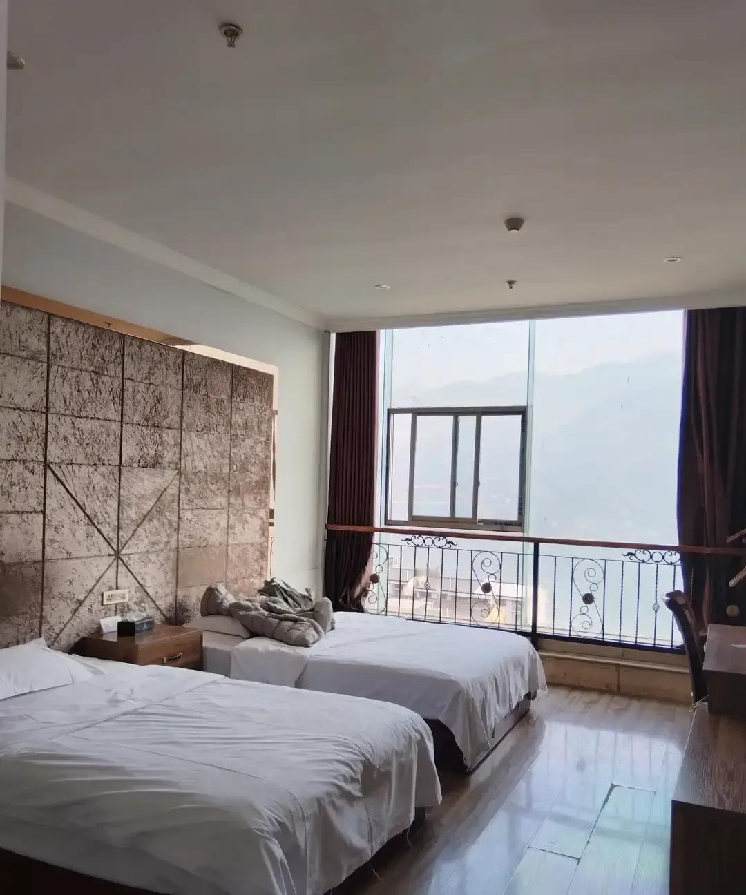 一个背包客在巫山只订了一晚房，结果第二天跑去续费。理由简单，酒店对面就是市政广