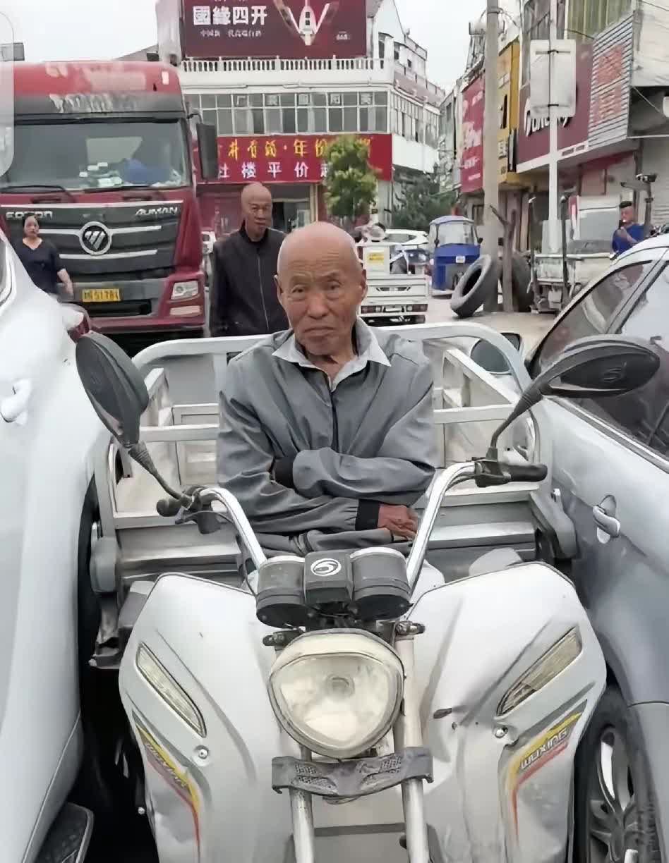 知道大爷为什么这么淡定吗？因为像他这个年纪正是闯的时候！马路上一辆三轮车