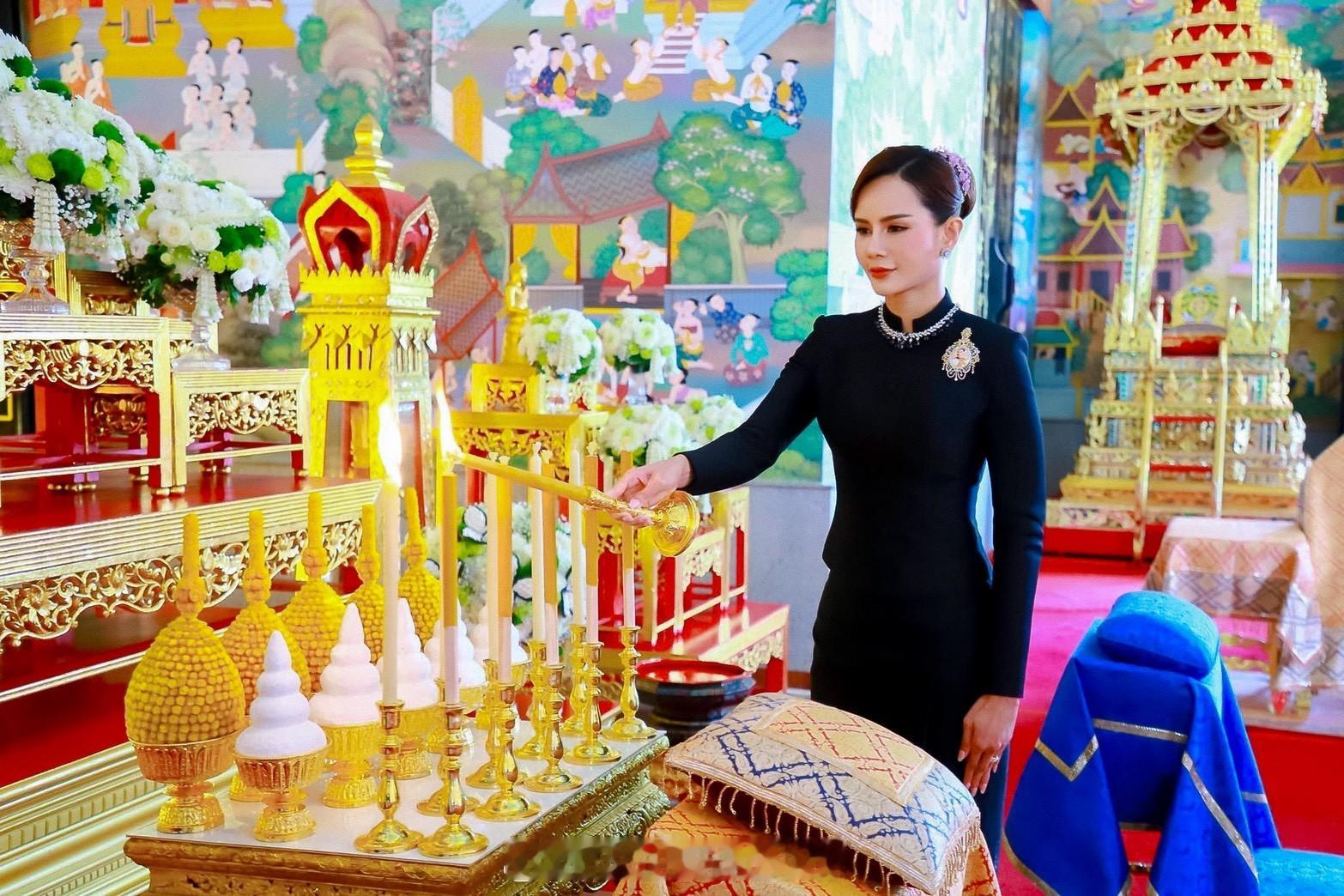 王室王室泰国王室小主2025年11月3日，巴帕颂小主在董里府送佛衣，以