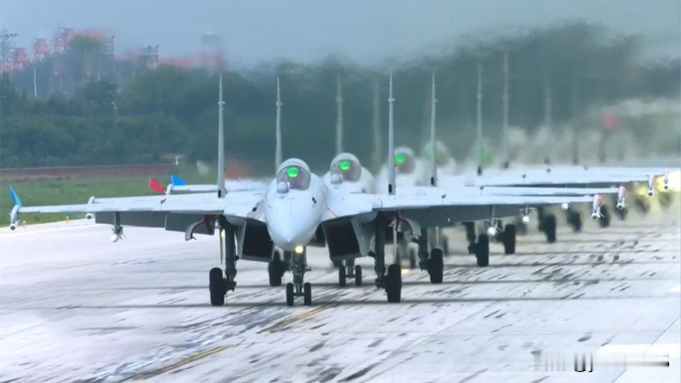 西部战区航空兵某旅砺剑云端，清一色崭新的歼-16战斗机，浅灰色的涂装可以更好地隐