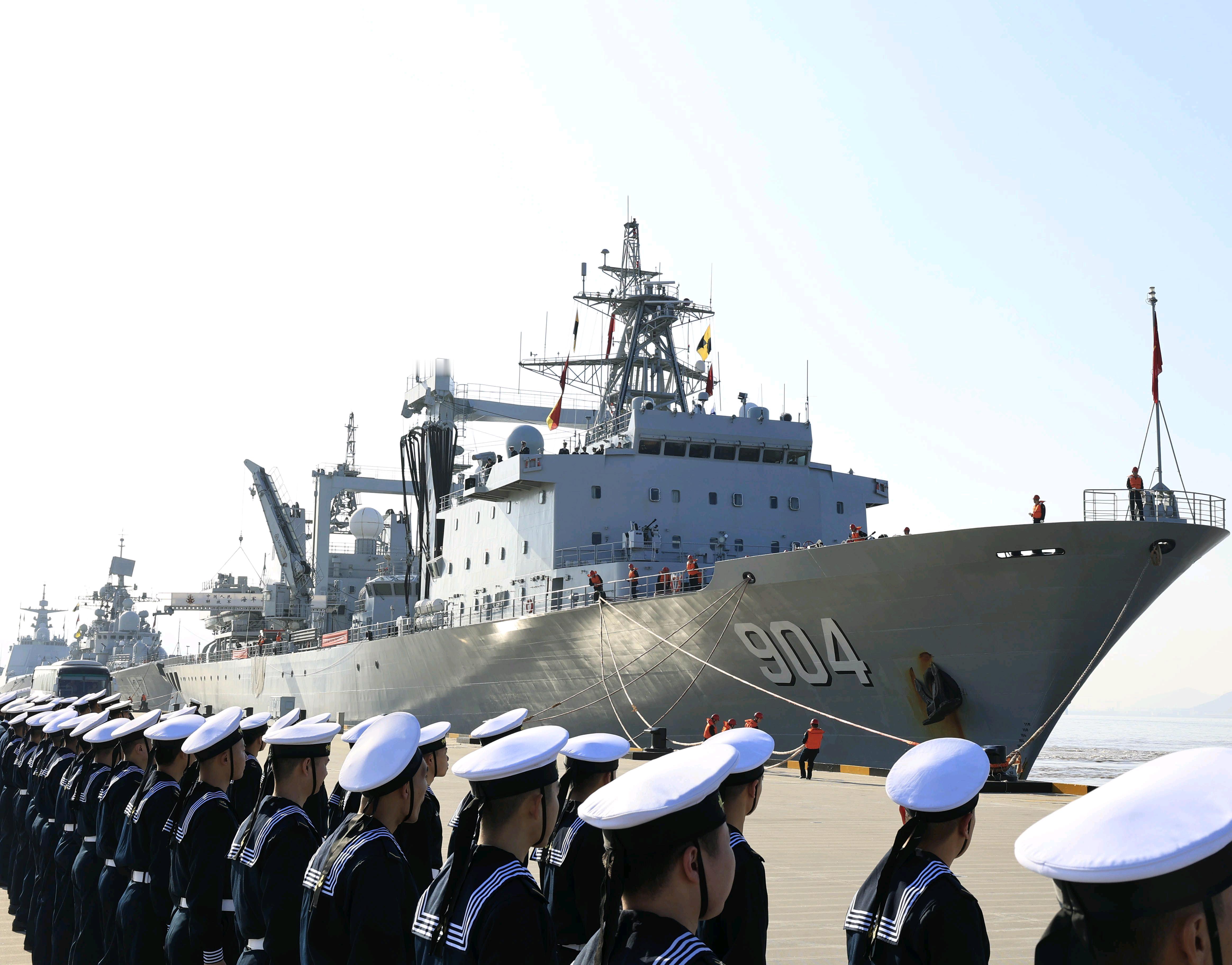 第47批护航编队凯旋现场图为正在靠泊码头的903A高邮湖舰后面停靠的是“现代级”