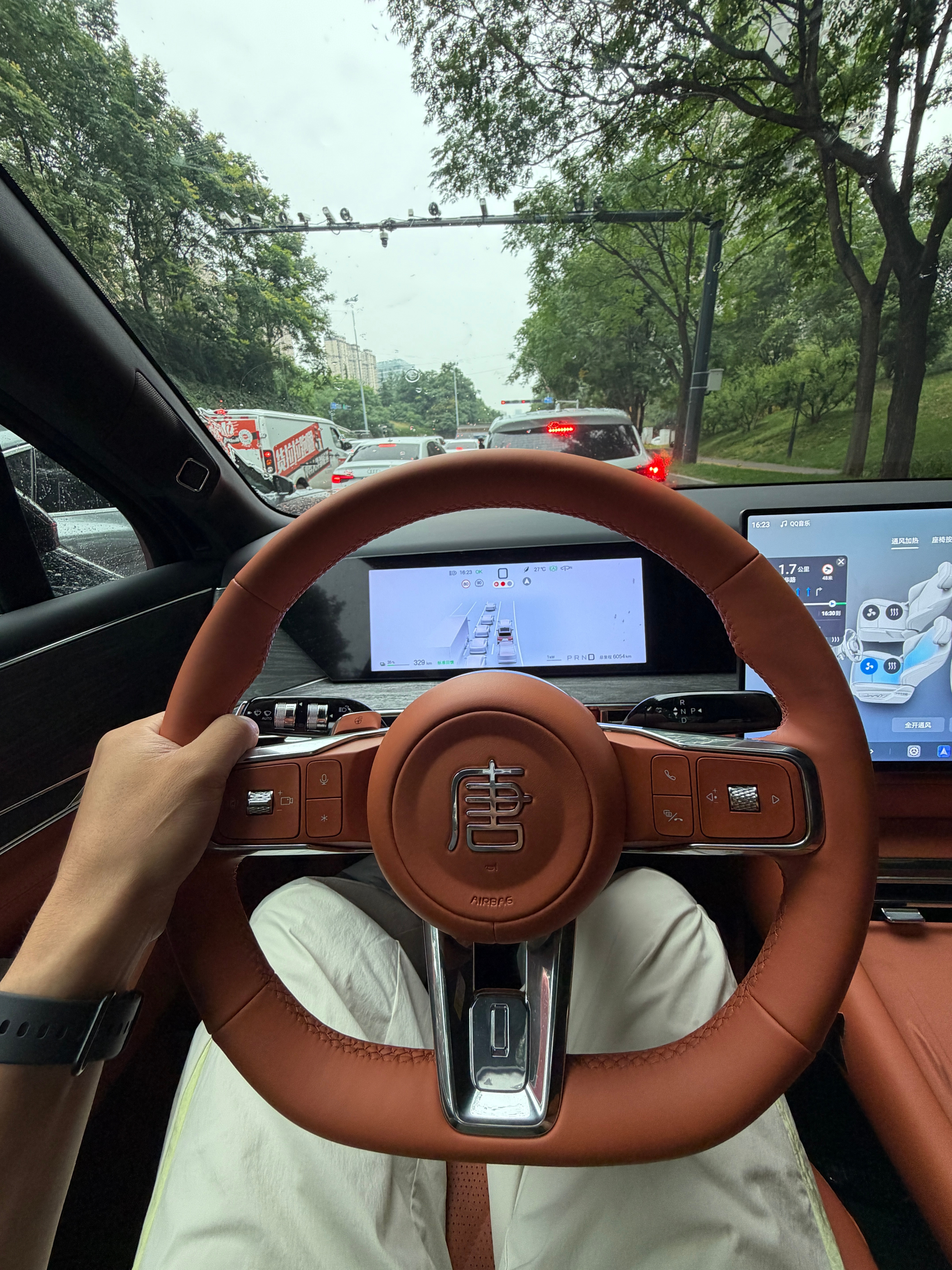 比亚迪大唐EV刚刚上市，四个版本：800后驱入门23.99万；950后驱旗舰