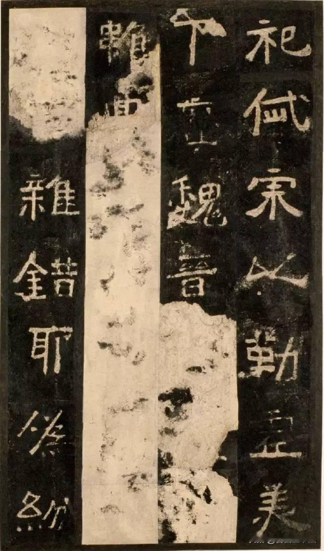 魏碑名品《中岳嵩高灵庙碑》，古朴雄浑，风骨尽显。碑刻文字朴拙厚重，棱角分明