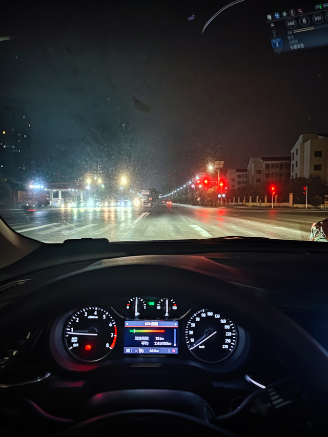 君威2.0和君越1.5兄弟们，有没有和我一样想法的？开了君威2.0一段时间，看