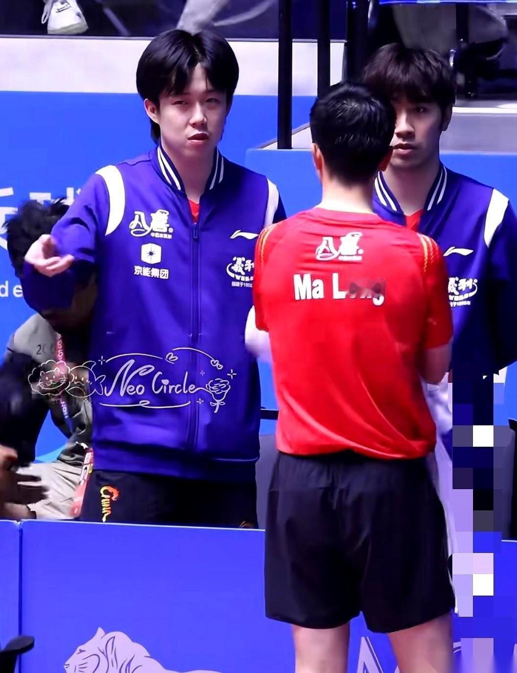 我靠，看到王楚钦给马龙当场外指导那个画面，我一个大老爷们眼泪差点下来。真的，就