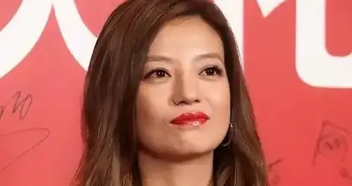 胃癌传闻真相大白半年, 49岁赵薇再迎坏消息, 连累的何止闺蜜李湘