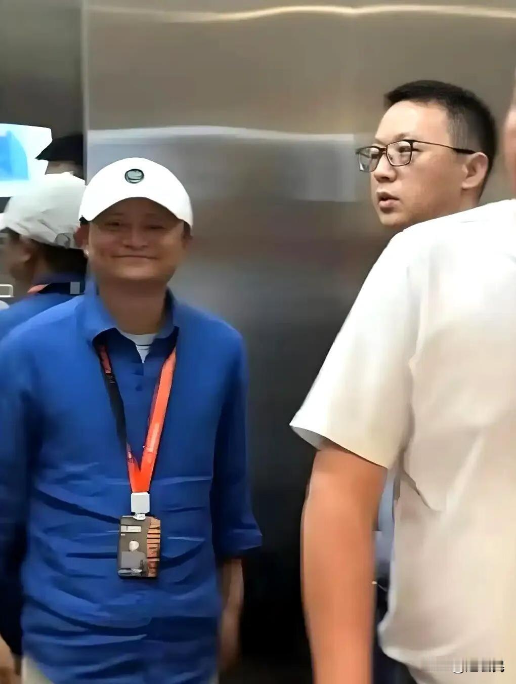 疑似马云最新照片，来欣赏一下，马云这标志性的微笑。。。马云旁边的男子，都认识吧！