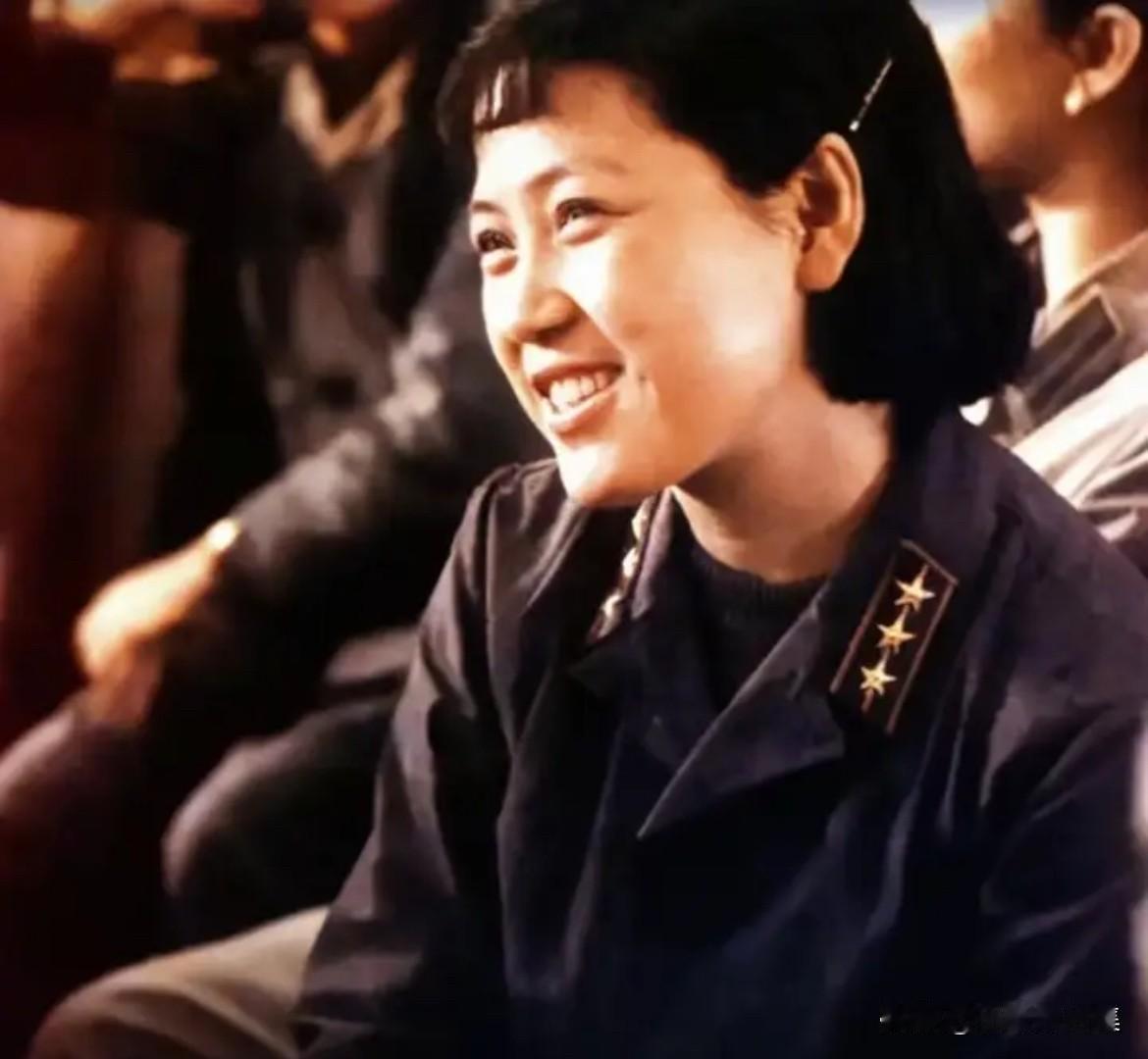 1956年，八一电影制片厂筹拍电影《柳堡的故事》，导演王苹为寻找“二妹子”人选辗