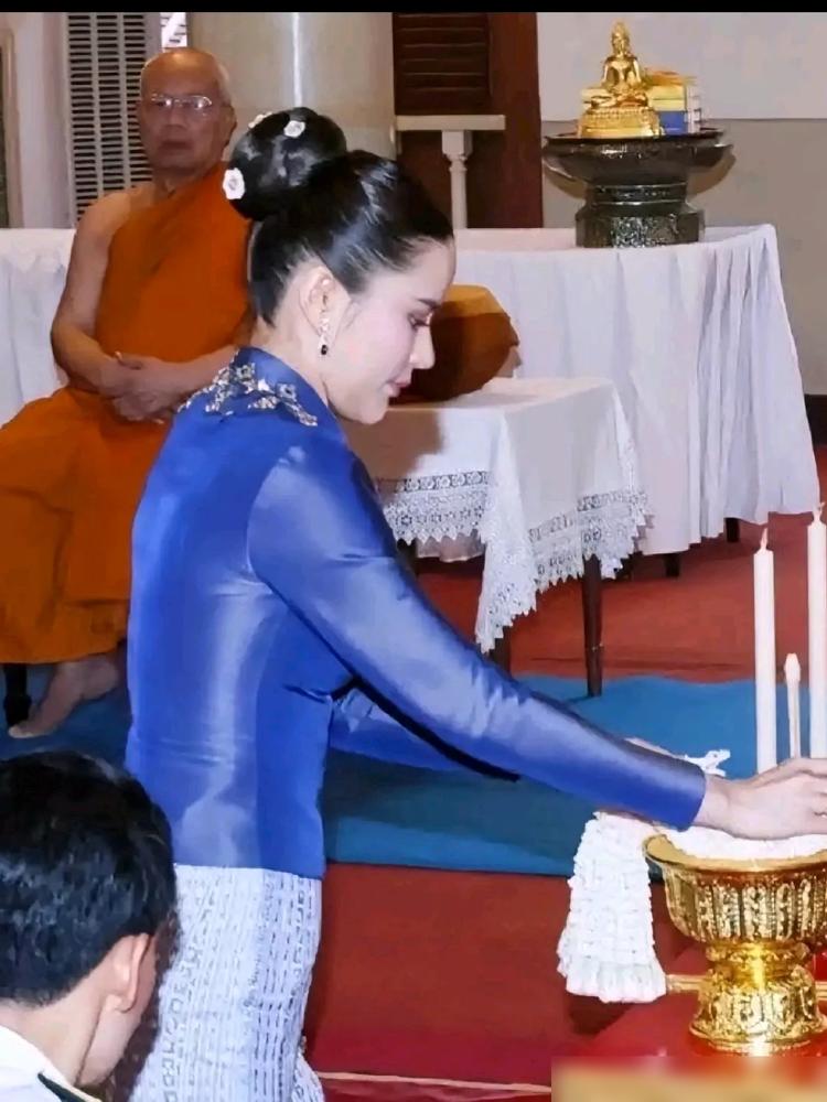 见过狠的，没见过这么直接挖墙脚的。34岁的贴身侍女欧拉弄，穿着粉色情侣装陪泰王庆