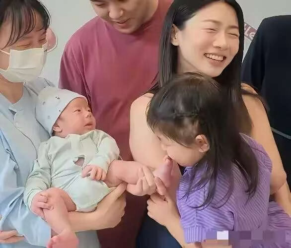 程晓玥晒一家四口幸福合照二胎儿子像极富二代老公，姐姐好宠弟弟！