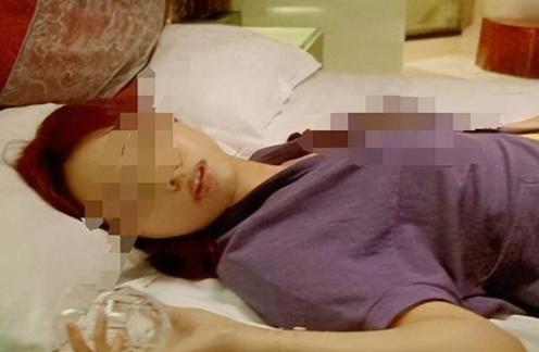 一男子趁着女生喝酒没有意识，褪去她衣物，全程肆无忌惮亲吻、抚摸，所有猥琐出格操作