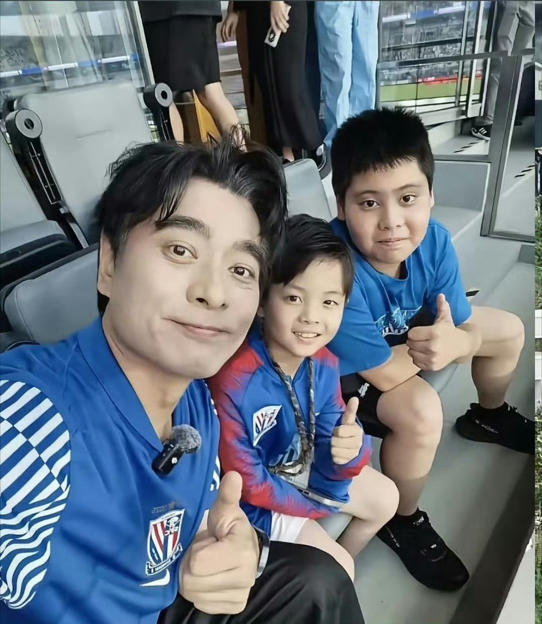陈龙小儿子随母姓陈龙真的好尊重妈妈啊陈龙和章龄之的两个儿子，大儿子叫陈纪宇，小儿