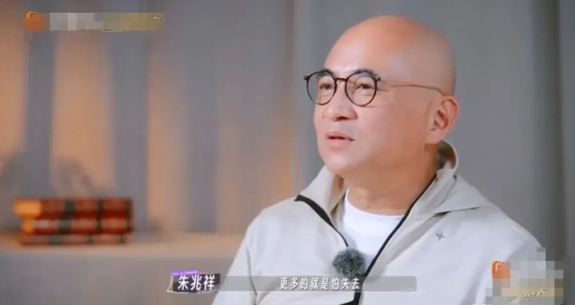 朱兆祥说，结婚当天自己是双膝跪地爬去胡静面前的。因为胡静让他跪，所以他就跪了。从