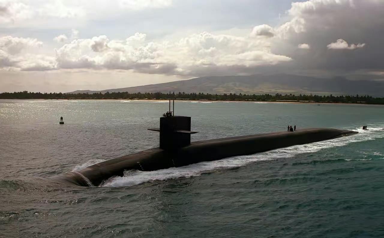 美媒认为，我们的095型攻击核潜艇下水！该型艇拥有8具直径约2.1米的垂发单元，