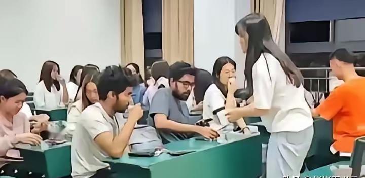 山东大学叫停了“十二个女生陪一个留学生上课”的现象，表面上是为了帮助留学生尽快适