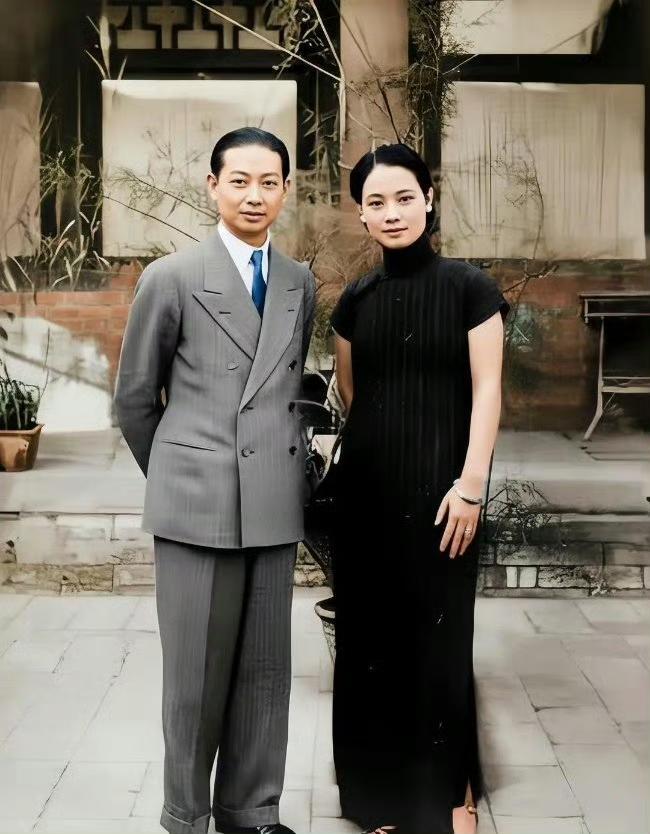 1936年上海，京剧大师梅兰芳和妻子福芝芳合影。