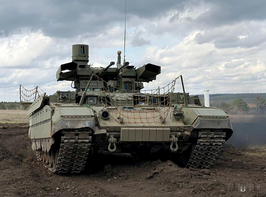 俄罗斯BMPT“终结者”坦克支援战车，绰号“死亡联合收割机”，专为巷战打造。它搭