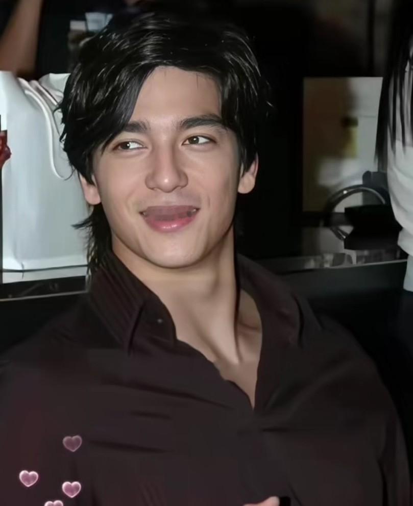 大家说说这张脸能不能称为颜值天花板，在很多人眼里这是男人中的稀缺品了，真的是好看