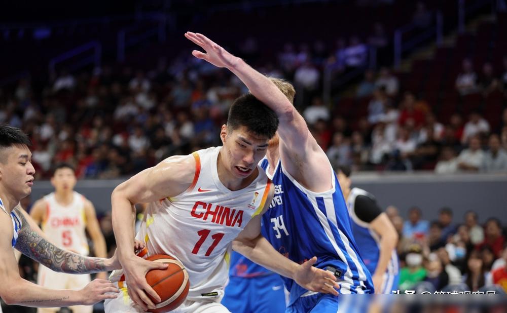 放弃CBA百万年薪去西班牙拿1万块月薪，在西乙被一群肌肉男撞得满地找牙，你以为余