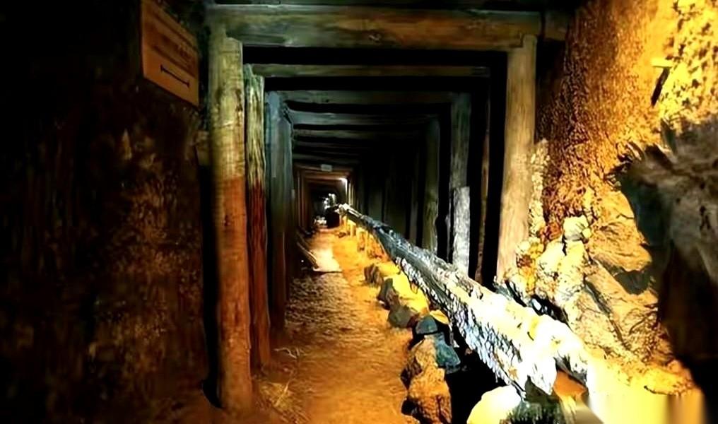 我今天脑子嗡的一下。别再说布达拉宫是建在红山上的了，说错了。它下面，还压着一