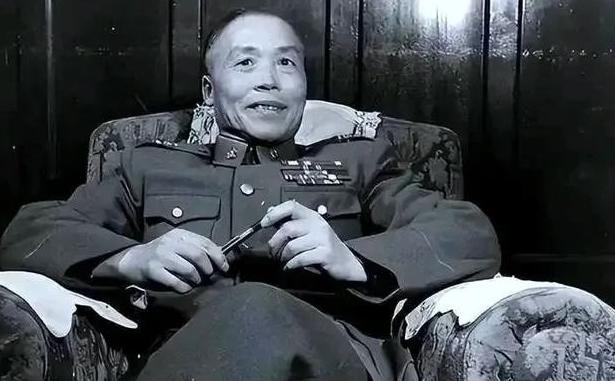 1948年4月的南京总统府，蒋介石盯着李宗仁说：德邻，军人就该在前线打仗，副总统