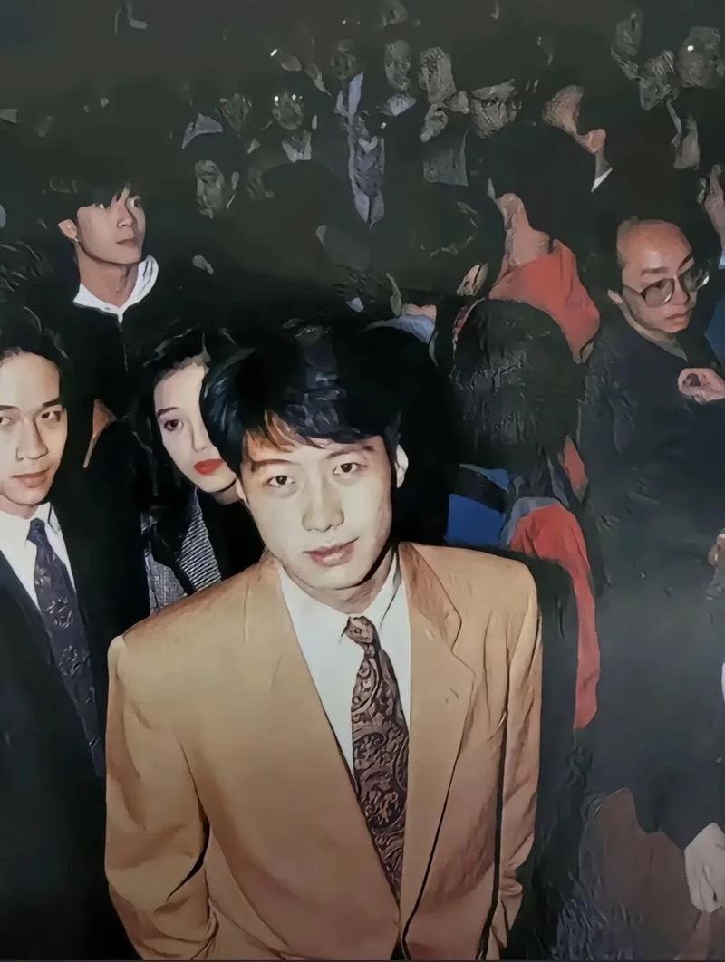 论帅气，巅峰梁朝伟远远甩开黎明一条街。