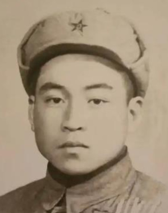 1951年，年仅17岁的志愿军战士不幸被美军俘虏，美军用电话线将他牢牢捆住，正要