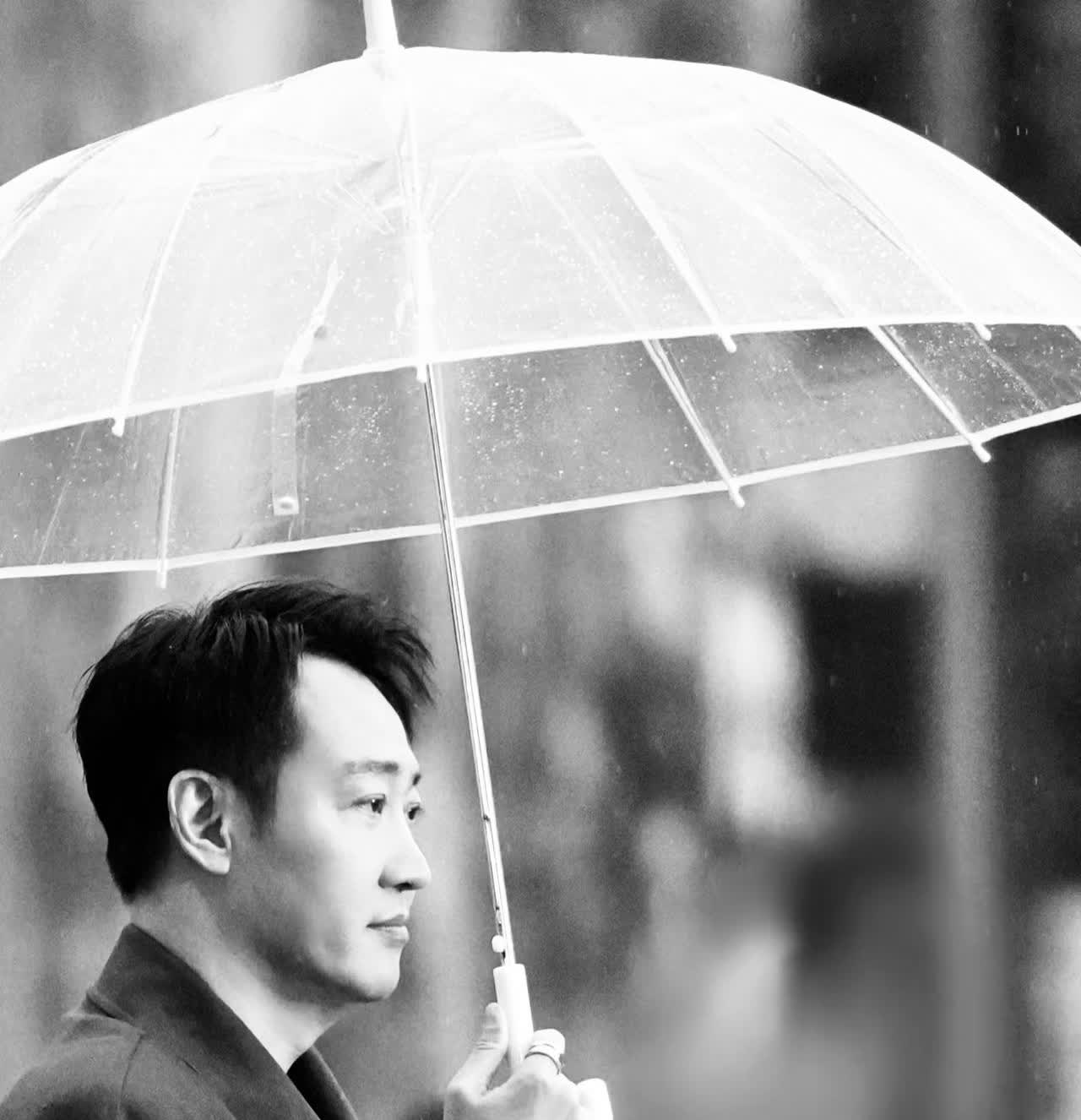 电话不接，微信不回，连一句“我没事”都说不出来。好友李乃文最近透露：辛柏青现在的