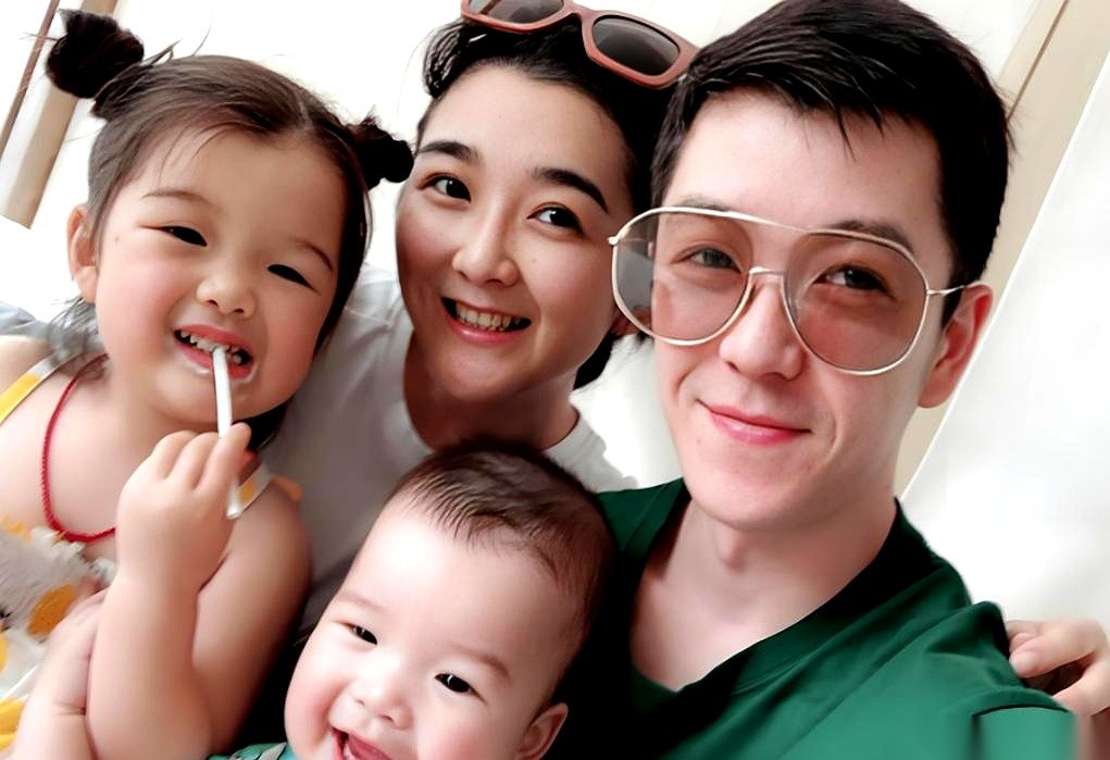 2017年，王栎鑫对妻子吴雅婷撂下通知，生完二胎就去找你最爱的人吧。当时吴雅婷肚子里正顶着七个月的身