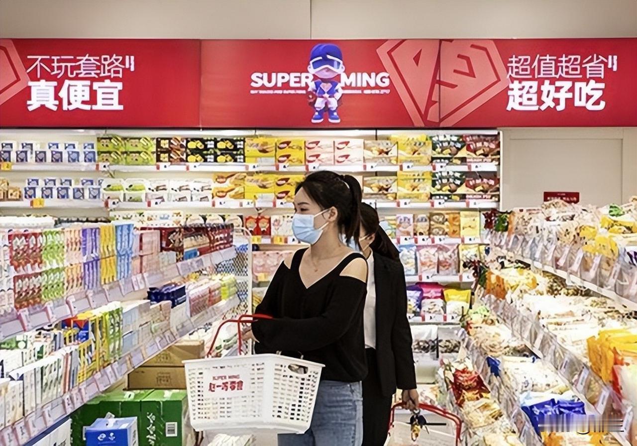 零食店：我的矿泉水卖1.2元一瓶，比超市便宜0.8元。超市：我的矿泉水不缺水分