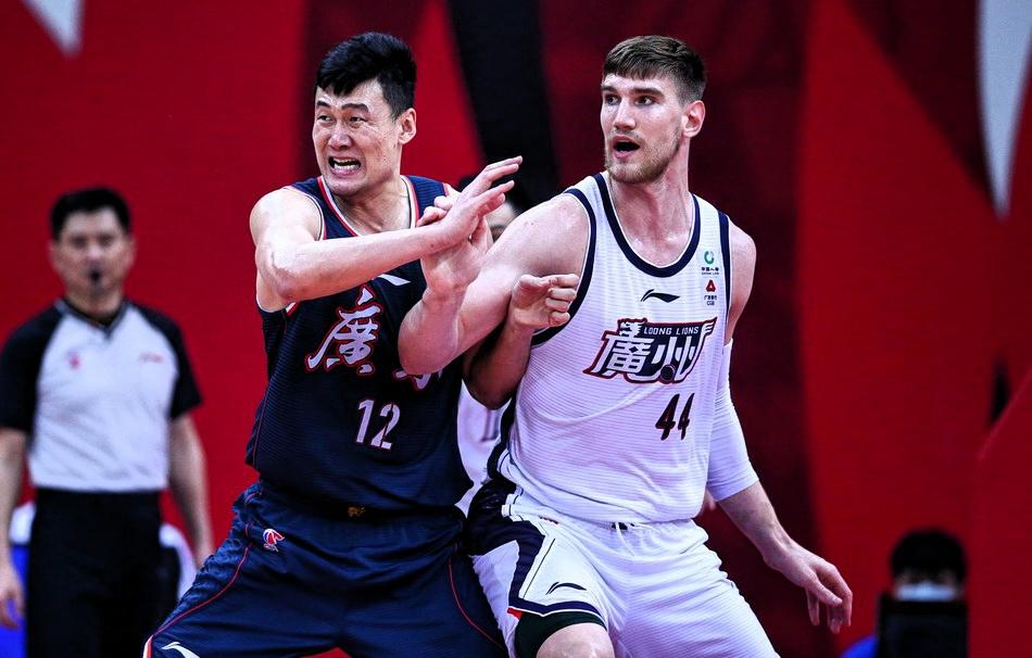广州男篮93-76大胜广东男篮抢得赛点这不是普通的“德比爆冷”，而是CBA