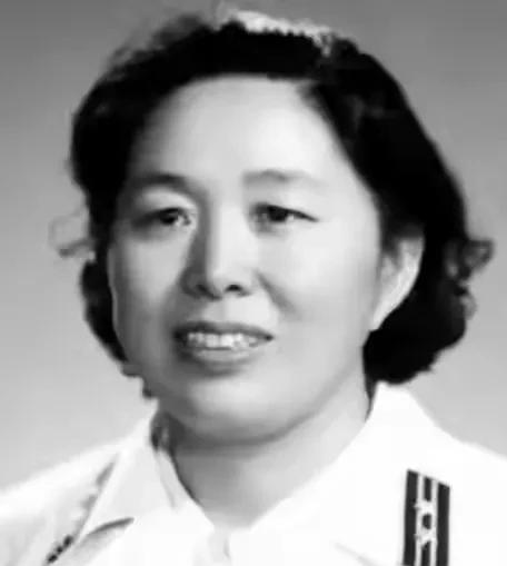 冯明英（1916—1999）参加过长征的红军女战士之一，也是开国上将王宏坤的夫人