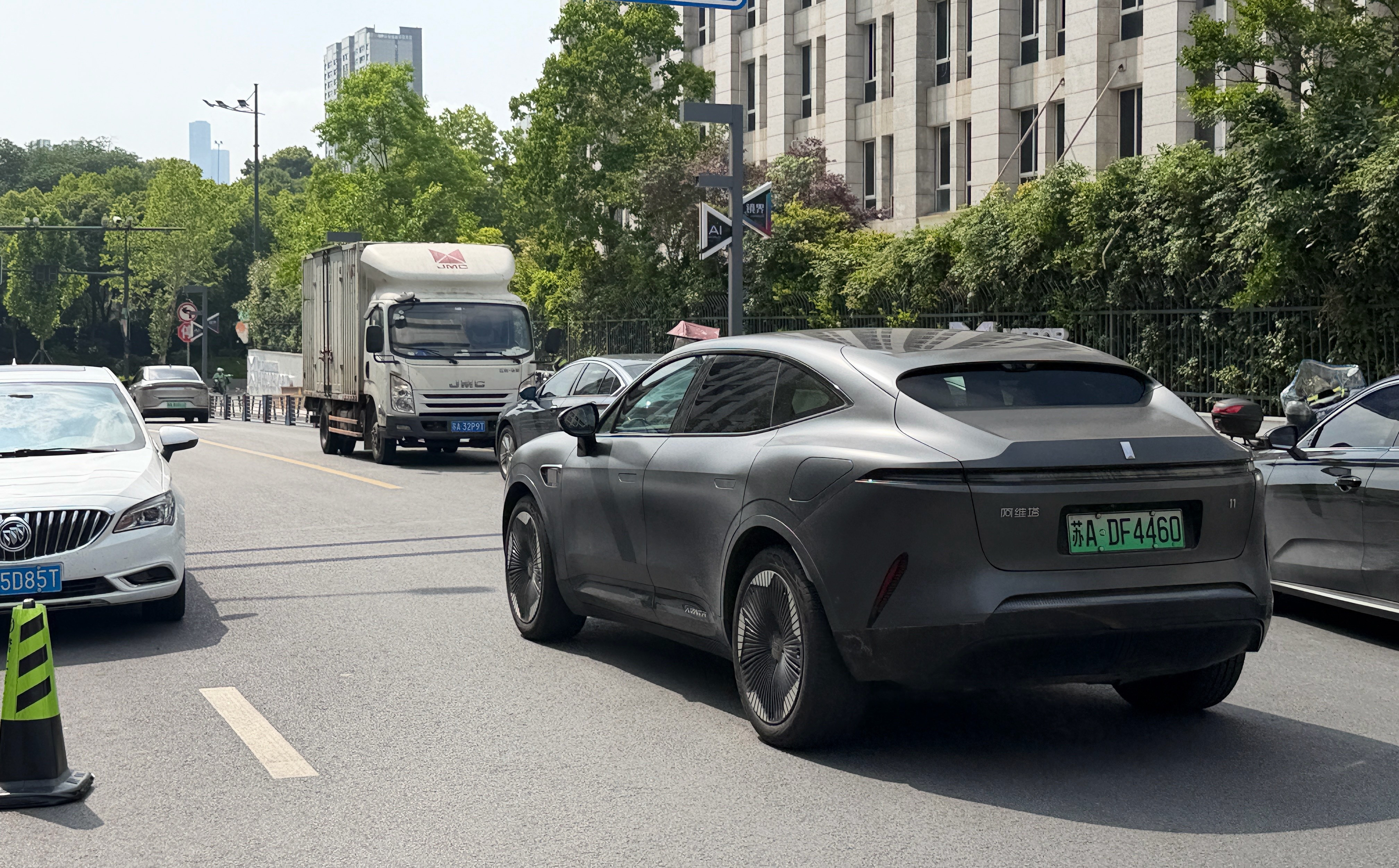 车辆保养其实不耗费时间，4S店有上门取送车最好，没有取送车就喊个代驾，能省下大半