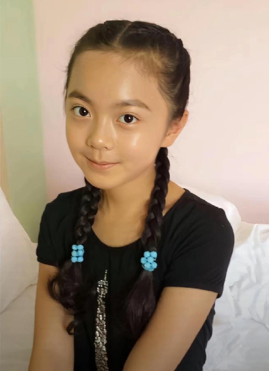 赵今麦小时候就很漂亮。