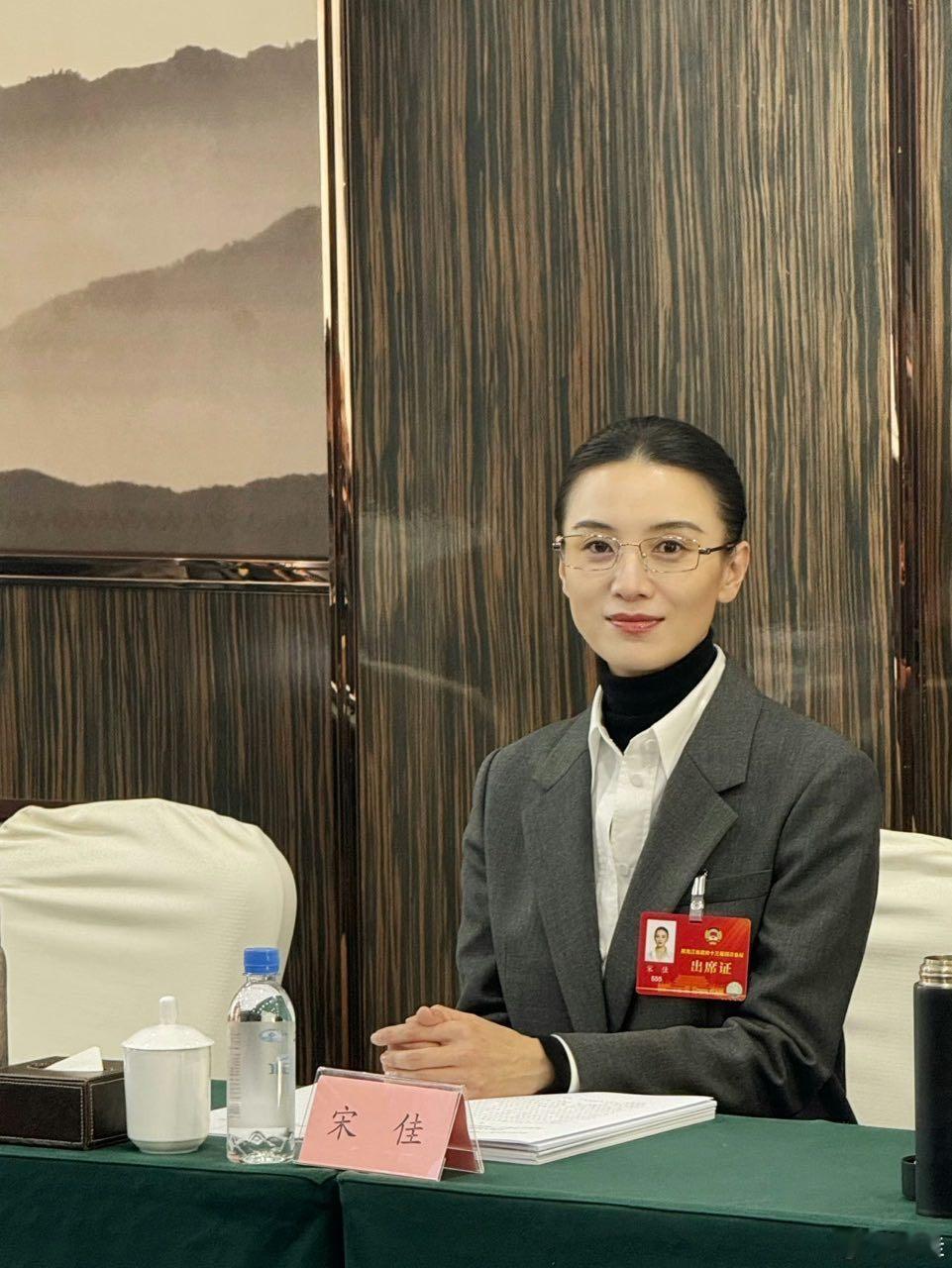 宋佳解锁新身份宋佳正的发邪妈呀！正的发邪