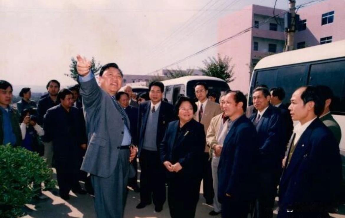 1999年10月17日，时任全国人大常委会副委员长彭珮云同志在国家教委副主任柳斌