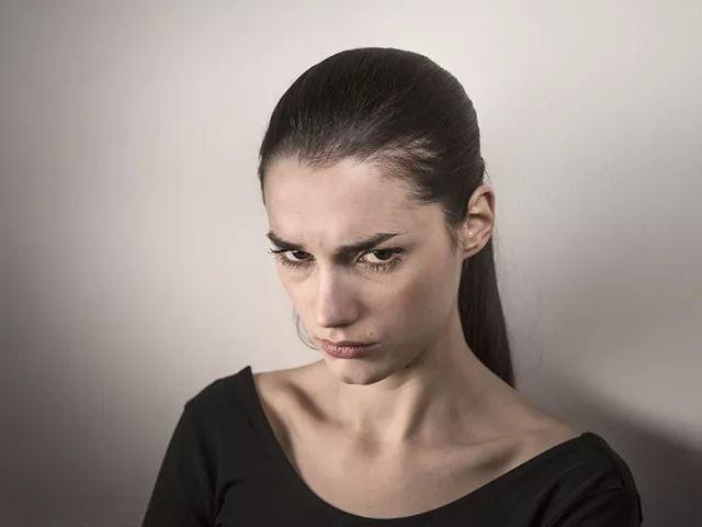 女人爱生闷气会肝气郁结, 当心身体发出的这5个信号