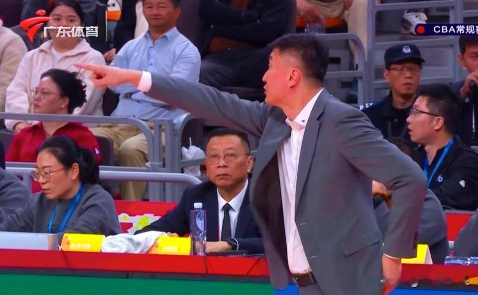CBA今晚6场，央视直播选择奇葩对决！新赛季首轮比赛，最奇葩的两支球队是广东宏