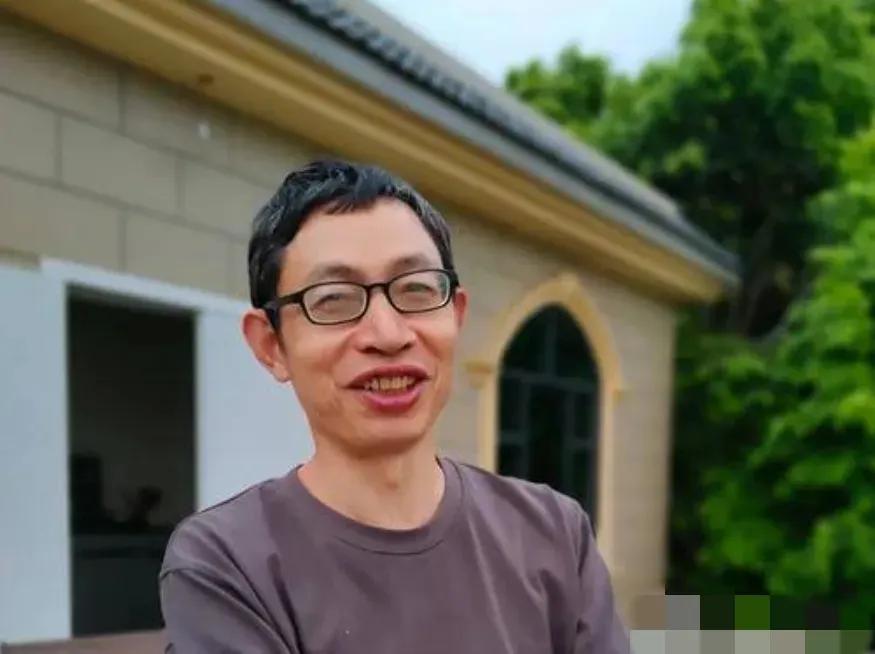 2008年，汶川地震时，正在讲课的北大才子范美忠不管全班学生，自己跑了出去，面对