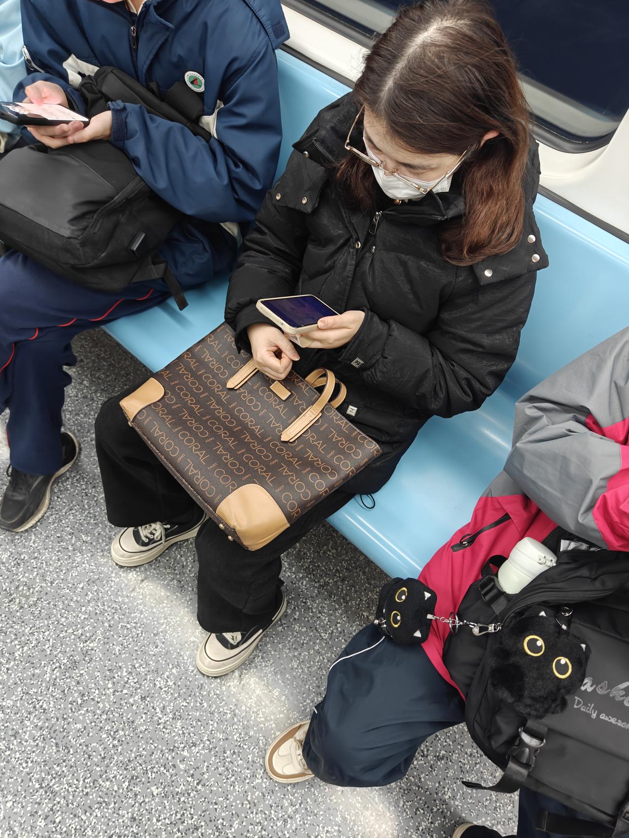 她怎么这样？早高峰的地铁，一个人坐当中😡事情是这样的，早高峰的地铁，大家