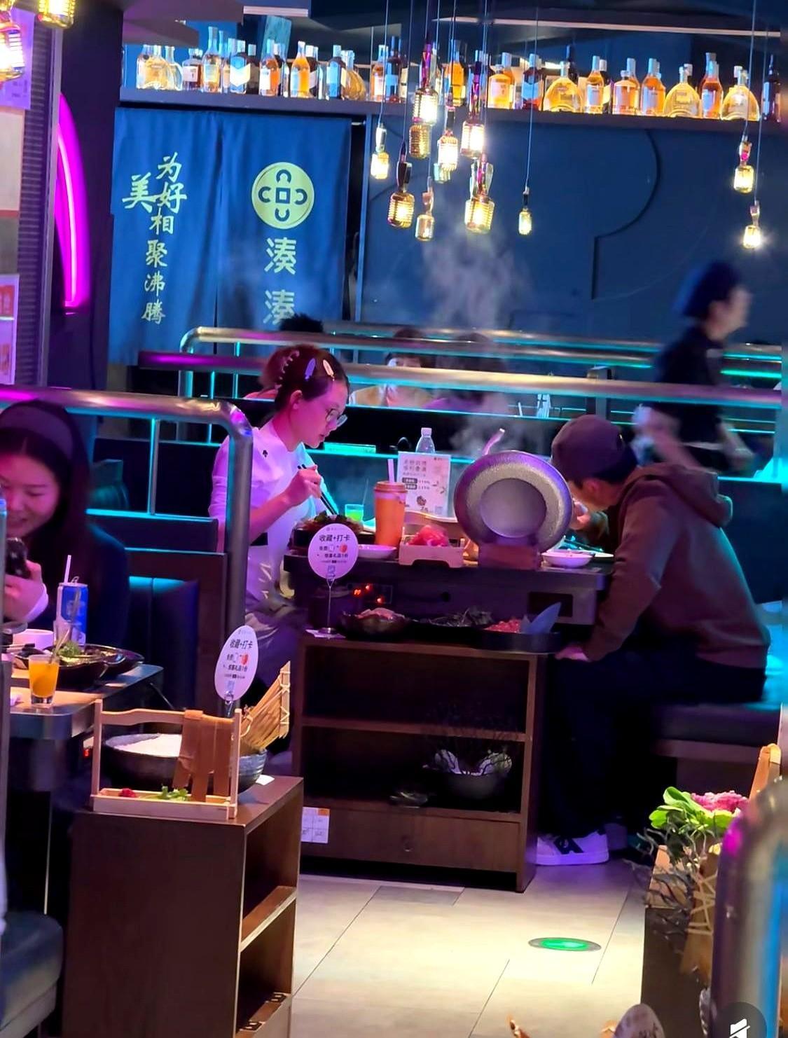 明星夫妻的真实状态，还得看路人镜头。最近郑恺和苗苗吃火锅就被拍到了，俩人笑得