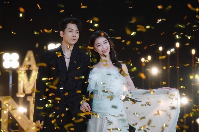 手牵手，共闯过桥，未来更美好！[爱心]